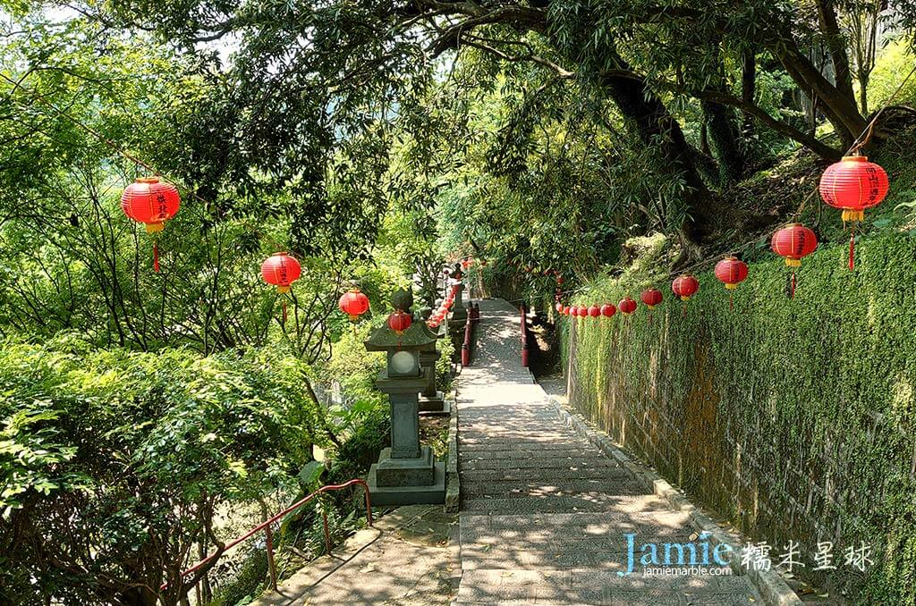 彼岸橋遠景側面石燈籠