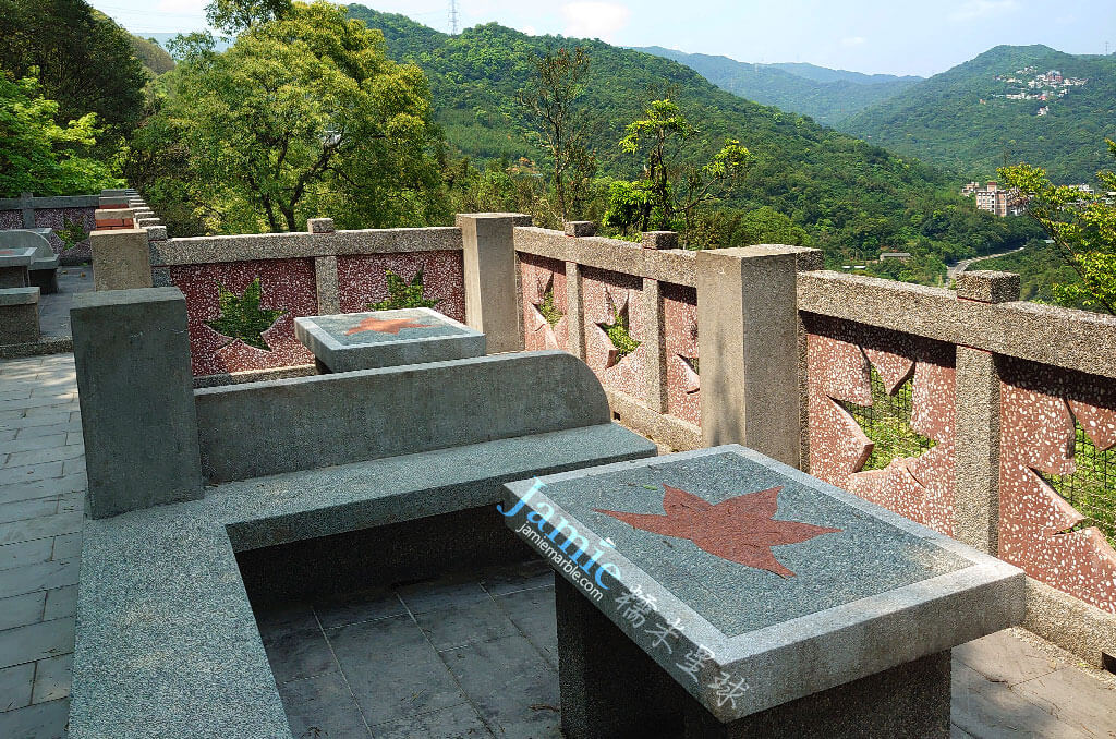 後山步道楓葉石造桌椅圍籬