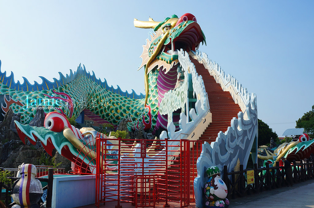 巨大中國龍造景，吐出雲彩是樓梯，龍嘴開口是入口