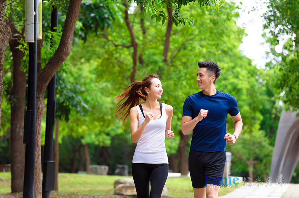 在公園跑步的男女