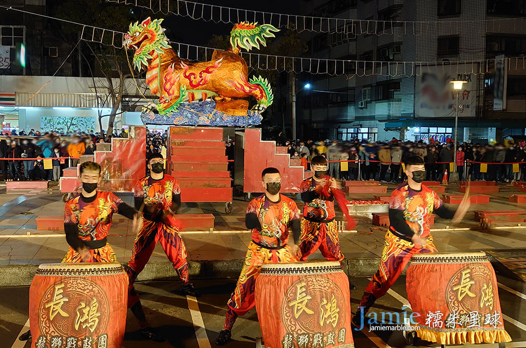 元保宮龍獅戰鼓團打鼓,背後有紙獅子