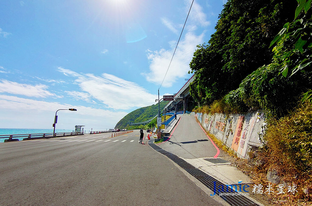 多良車站馬路上坡入口，左側海景美麗